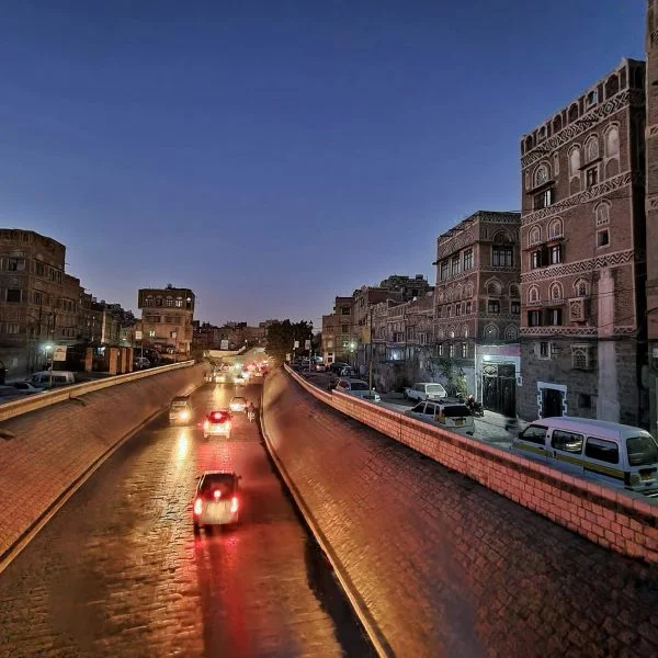 صنعاء السائله بالليل 600x600